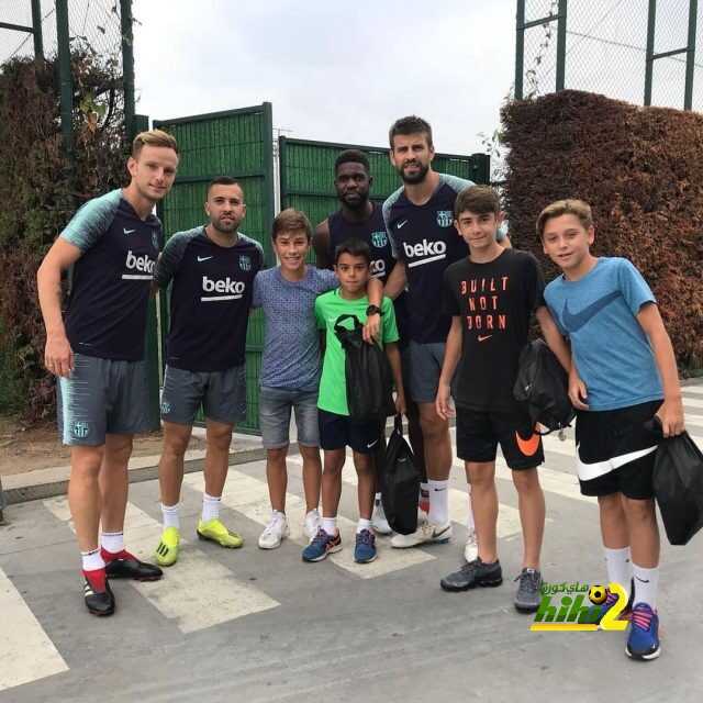 🔴 بعض من لاعبي الماسيا يلتقطون الصور مع لاعبي البارسا