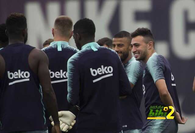 🔴 منير الحدادي يبدو خجولا عند احتفال لاعبي الفريق بيوم ميلاده ال 23