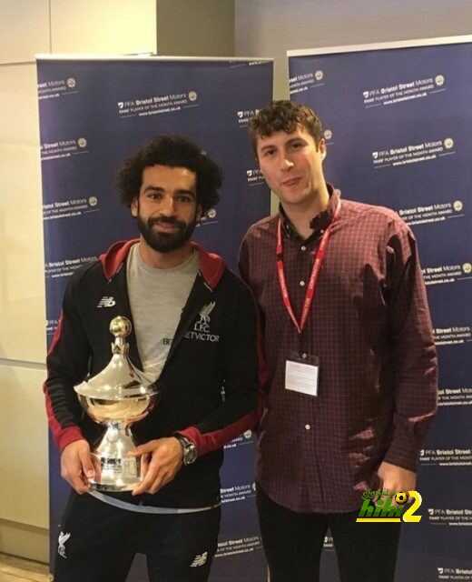 محمد صلاح يتسلم جائزة الأفضل بالبريميرليج