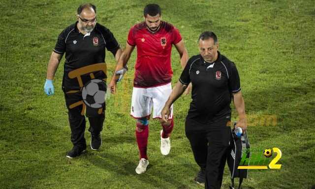 أحمد فتحي يغادر الملعب بسبب الإصابة
