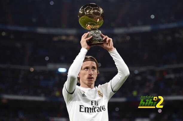 صور : مودريتش يقدم الكرة الذهبية لجماهير البيرنابيو