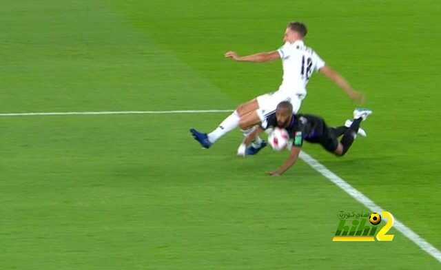 صور : الحكم يمنح ماركوس لورينتي ركلة جزاء