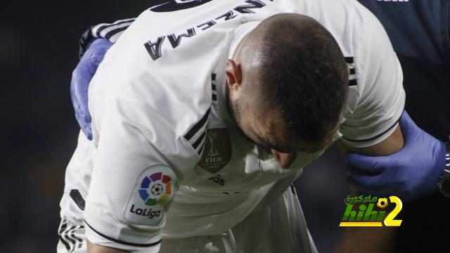 صور : بينزيما يصاب في يده