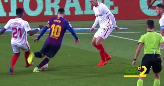 الحكم يحتسب ركلة جزاء لبرشلونة وكوتينيو يسجلها بنجاح