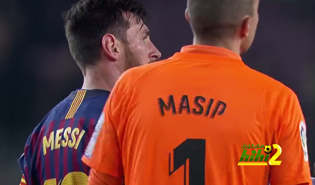 صورة : ميسي يهنيء ماسيب بعد أدائه الرائع في الكامب نو