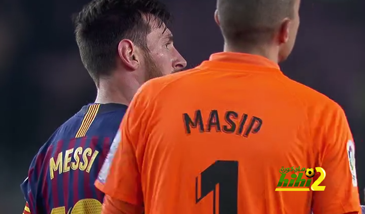 صورة : ميسي يهنيء ماسيب بعد أدائه الرائع في الكامب نو