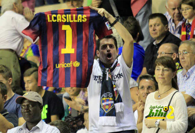فيديو: مشجع يستفز ريال مدريد بحمل قميص برشلونة