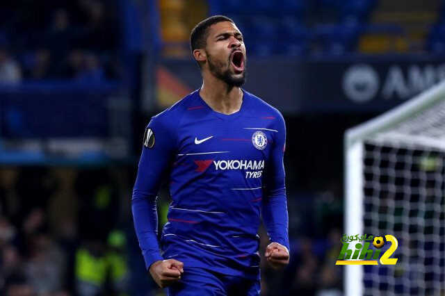 الموسيقي تتسبب في أزمة للاعب تشيلسي