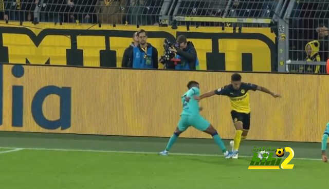 الحكم يحتسب ركلة جزاء لدورتموند وشتيغن يتصدى لها