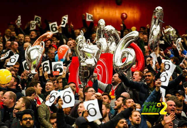صور : جماهير ليفربول تشير بدوري الأبطال لجمهور اليونايتد
