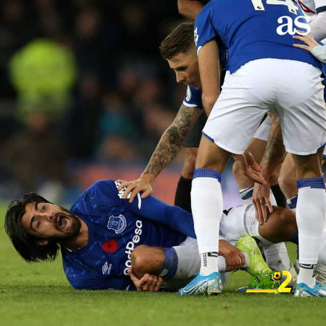 فيديو: إصابة مرعبة لنجم برشلونة السابق بالدوري الإنجليزي