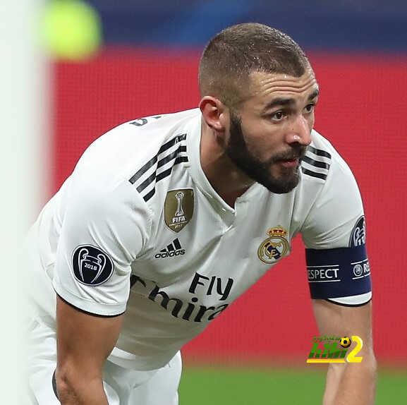 بنزيما علي بعد هدف من دي ستيفانو