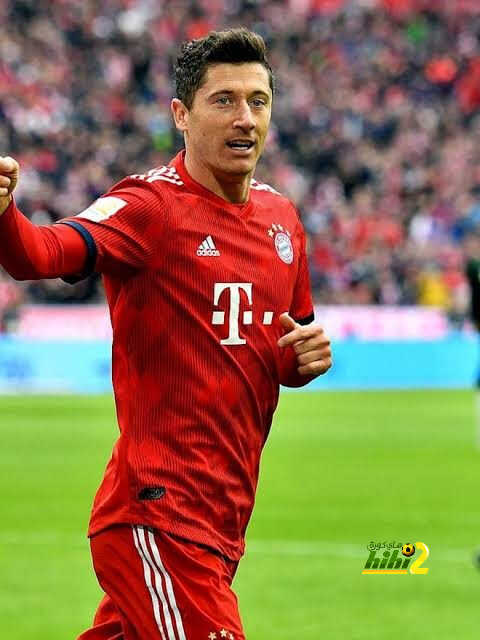 ليفاندوفسكي يقص الشريط في الكلاسيكو