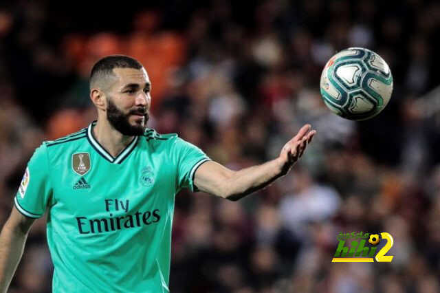بينزيما يشارك ميسي صدارة الهدافين