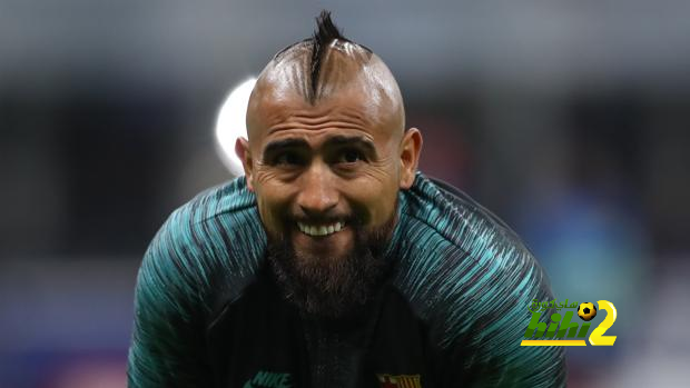 فيدال يقاضي برشلونة