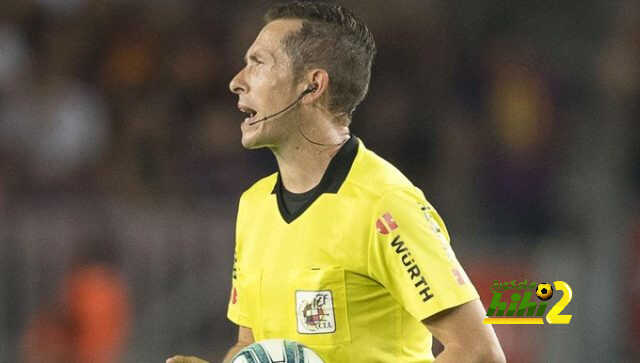 حكم مباراة برشلونة وأتليتكو مدريد