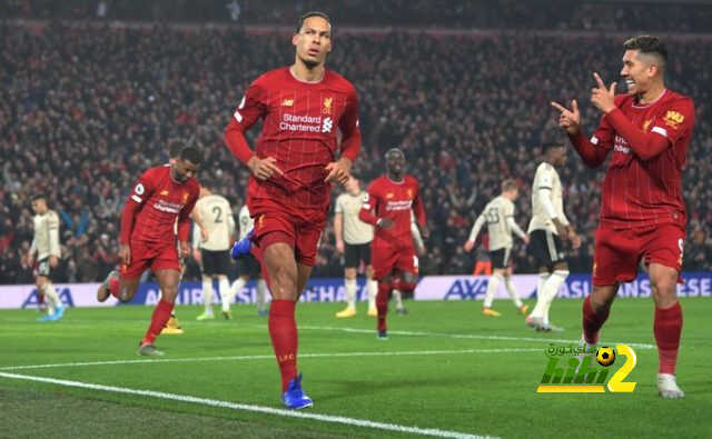 قطار ليفربول السريع يعبر مانشستر يونايتد
