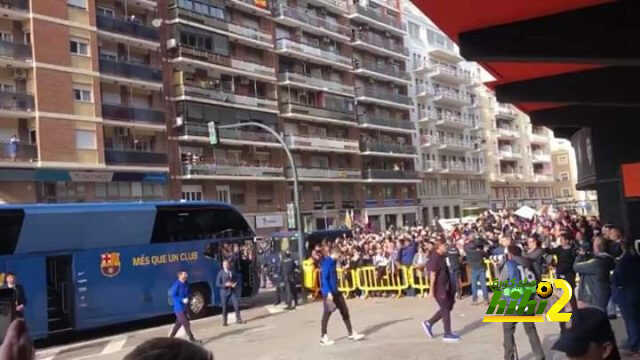 وصول حافلة برشلونة إلي ملعب المستايا في أمان