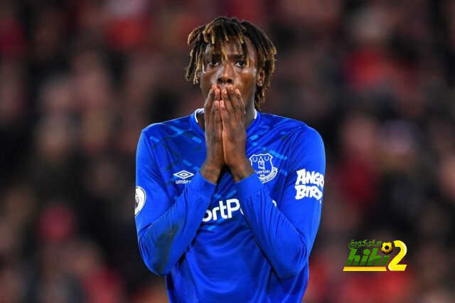 لاعب إيفرتون يكسر قواعد الحجر المنزلي