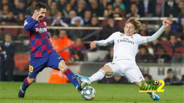 مباراة شرسة بين برشلونة وريال مدريد خارج الملعب