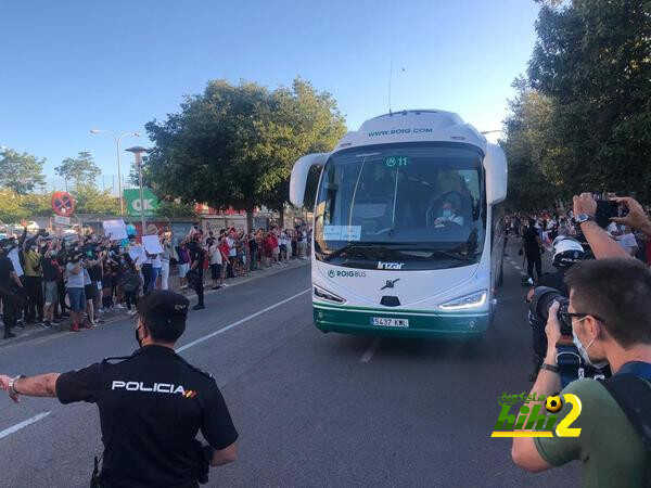 صورة : حافلة برشلونة تصل لملعب مايوركا