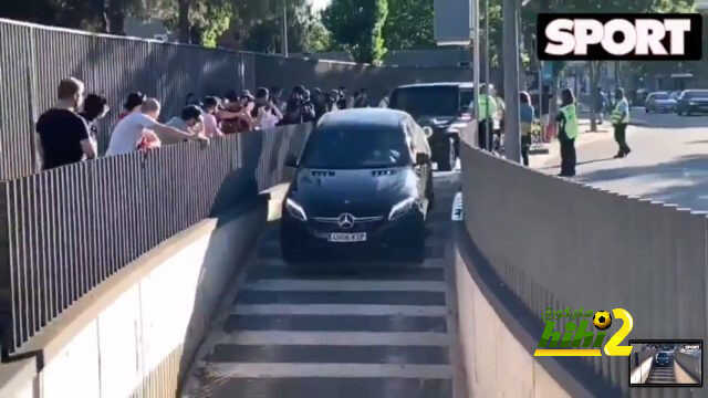 صور : لحظة وصول لاعبي برشلونة إلى الكامب نو