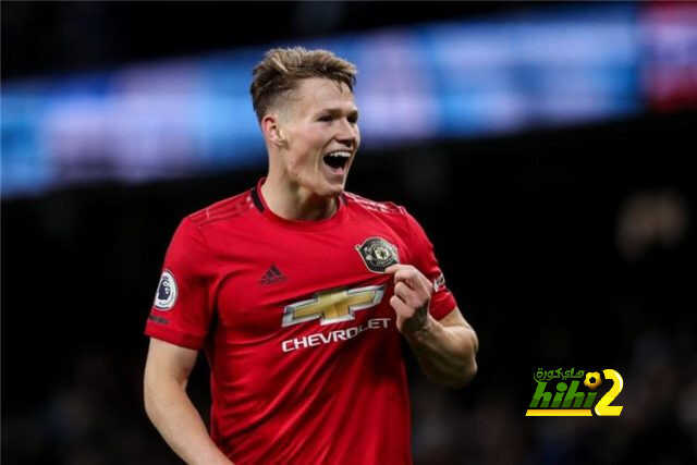 مانشستر يونايتد يجدد تعاقده مع لاعب وسط الفريق