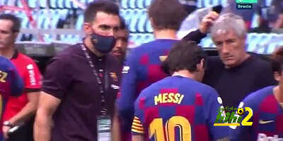 محاولة كوميدية من ميسي وسارابيا لإطفاء حريق برشلونة
