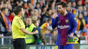 لاعبو برشلونة لحكم المباراة : يالها من كارثة !