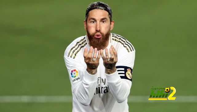 غلاف آس : بين الأصابع