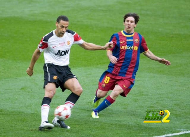 ريو فيرديناند ينتقد استمرار ميسي مع برشلونة