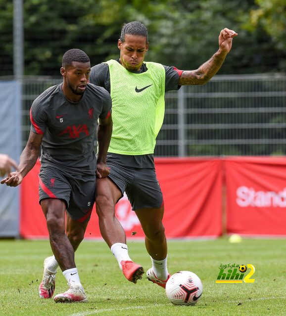 فينالدوم يداعب فان دايك من خلال تدريبات ليفربول