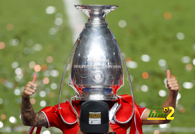بالصور – لوكاس هيرنانديز ولفتة طريفة مع كأس الأبطال .
