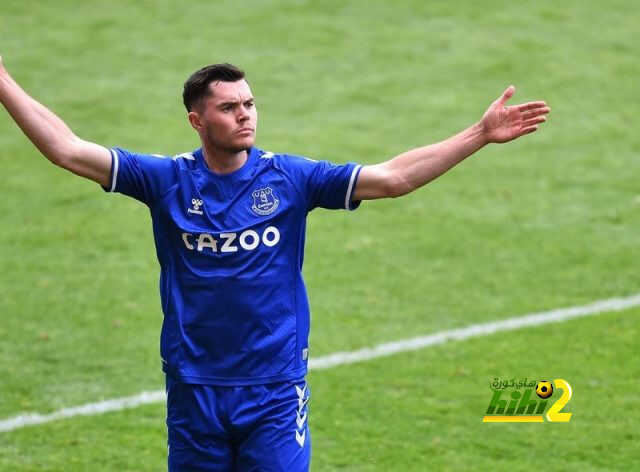 إيفرتون يجدد عقد مدافعه كين.