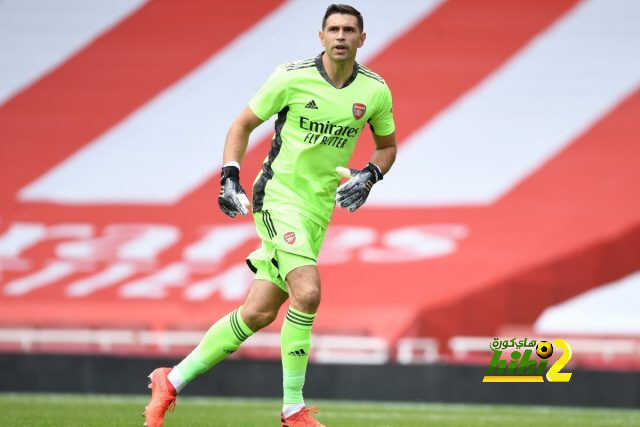 حارس أرسنال يخضع للفحص الطبي في فيلا.