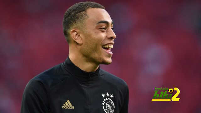 كواترو تكشف تفاصيل اتفاق برشلونة مع أياكس لضم ديست
