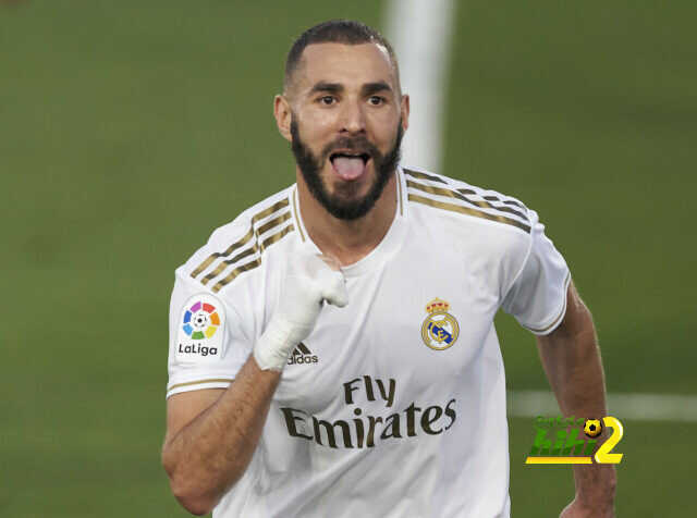 كريم بنزيما يضيع أول فرصة حقيقية لريال مدريد أمام مونشنغلادباخ
