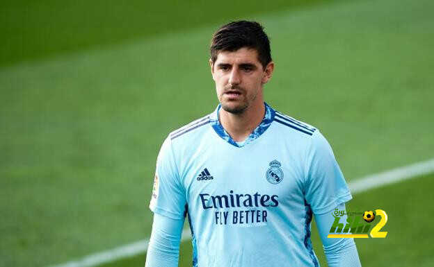 كورتوا يحتفل بفوز ريال مدريد على غرناطة