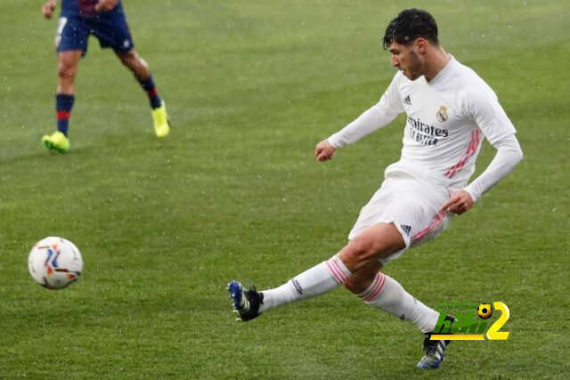 فاسكيز يدعم زملائه في ريال مدريد رغم إصابته