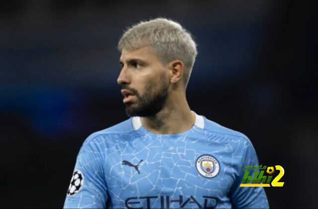 صراع بين برشلونة وباريس على أجويرو