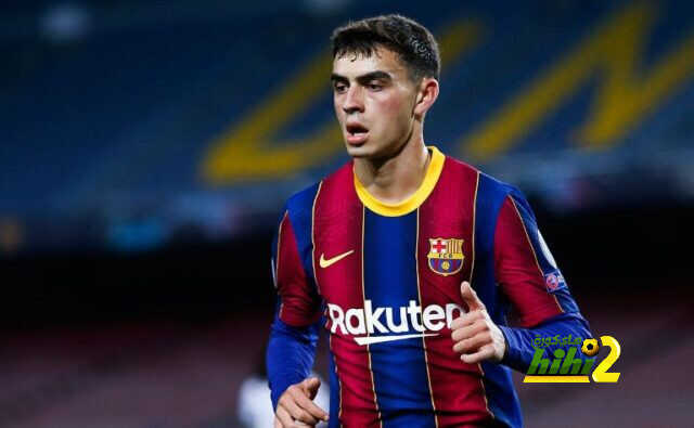 فيديو: بيدري يستعمل العكاز أثناء المغادرة من إشبيلية إلى برشلونة