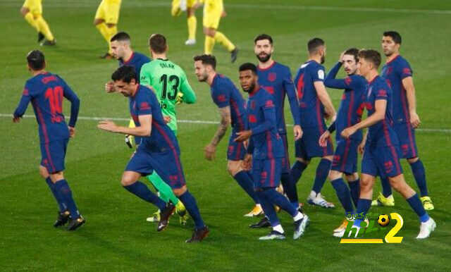 كوكي يحتفل مع جماهير أتلتيكو مدريد بتخطي عقبة فياريال