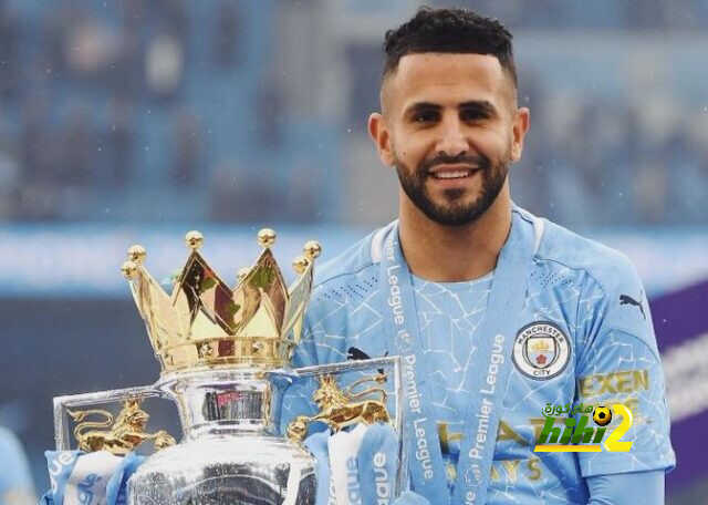 محرز يحتفل بلقبه الثالث في الدوري الإنجليزي الممتاز