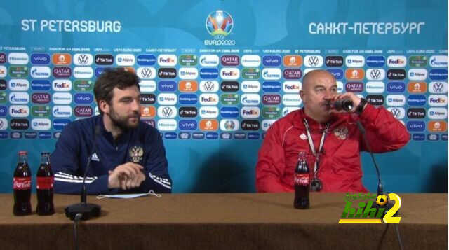 صورة.. مدرب روسيا يتحدى رونالدو ويتناول الكوكاكولا
