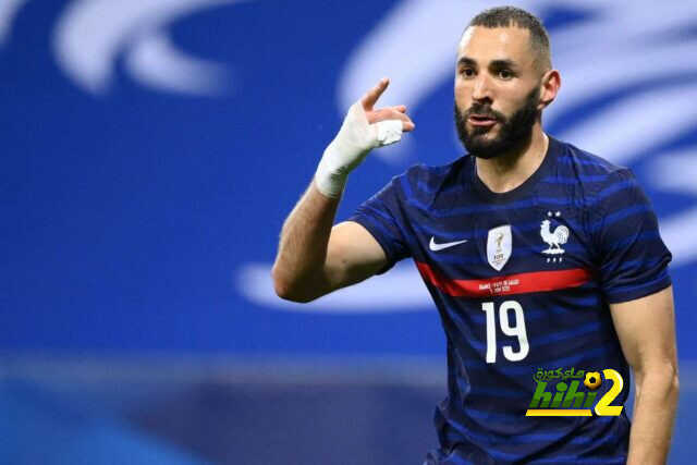 ديشامب يدافع عن بنزيما