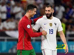 صورة : بم كان يحدث كريستيانو الكرة وهي أمام أقدام بينزيما ؟