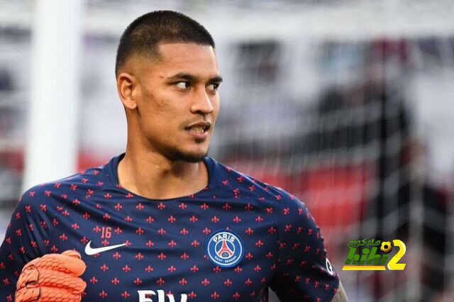 اريولا حارسًا لويست هام