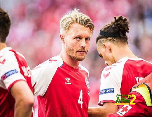 تتويج سيمون كيير والطاقم الطبي الدنماركي بجائزة رئيس الاتحاد الأوروبي في حفل اليويفا!