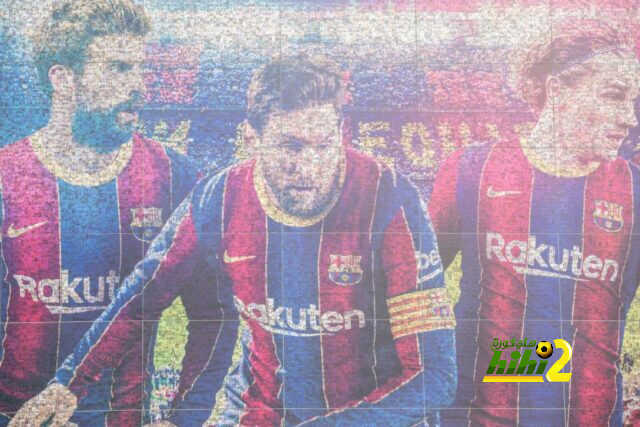 جماهير برشلونة تزين واجهة الكامب نو الموسم المقبل