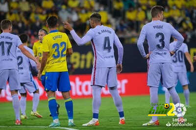 رأي مفاجئ من صحفي مدريدي بشأن طرد دي يونغ أمام قادش